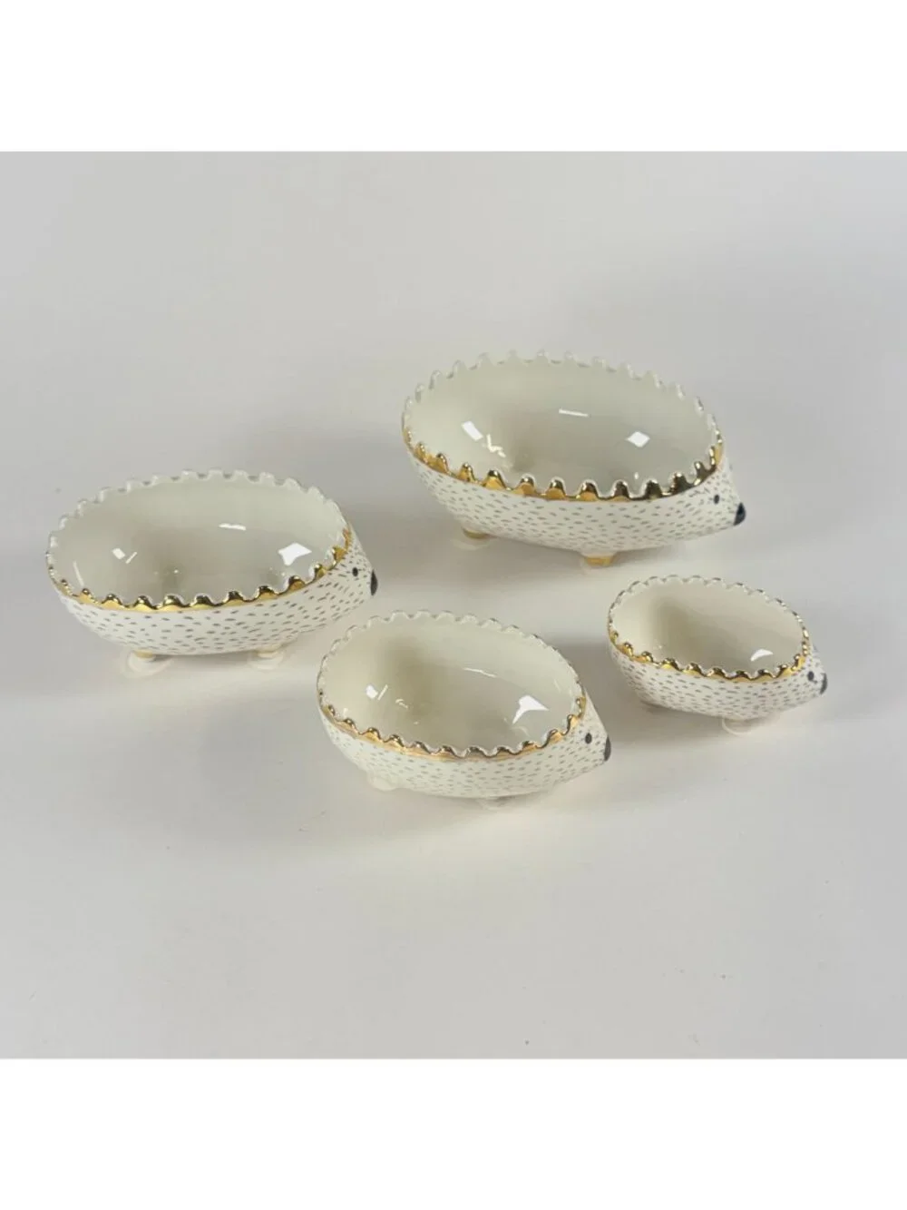Signature Hedgehog Shaped Nested Bowls 4 Pieces Measuring Cups White Gold